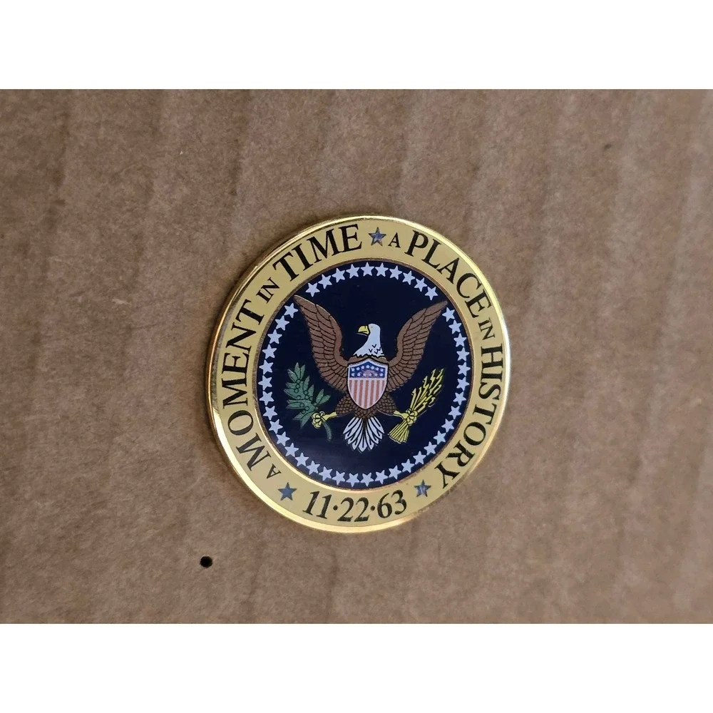 A Moment In Time A Place In History 11-22-63 JFK Memorial Lapel Vest Hat Pin I2